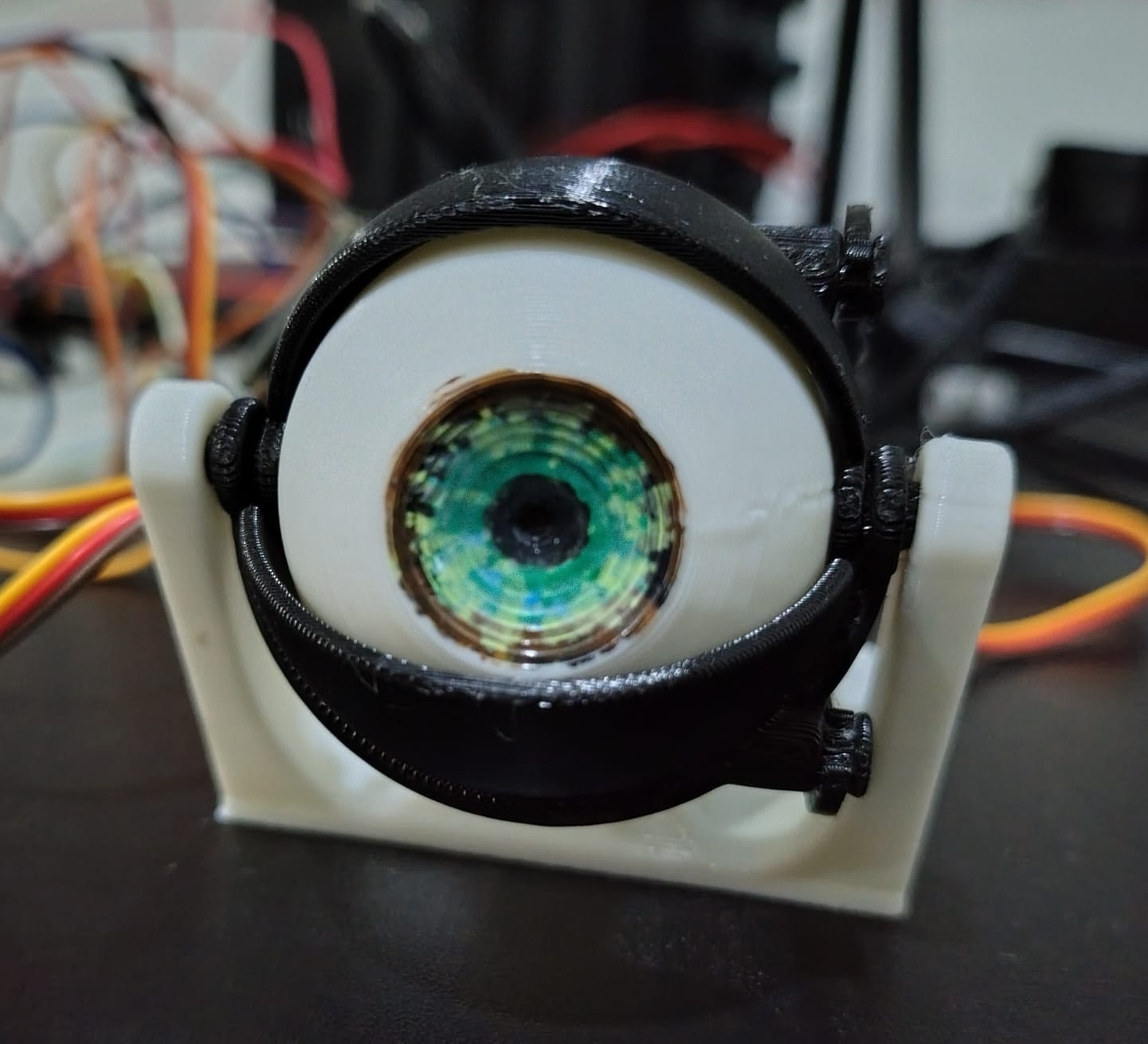 Ojo animatrónico construido con impresión 3D, ESP32 y servomotores